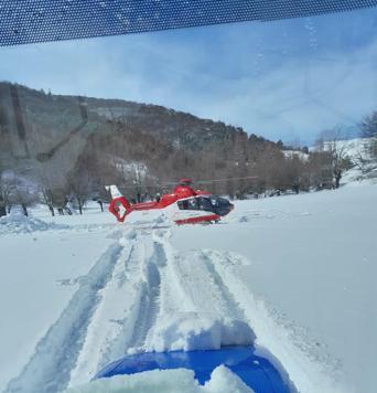 Yolu kardan kapanan köydeki hasta, ambulans helikopterle hastaneye kaldırıldı