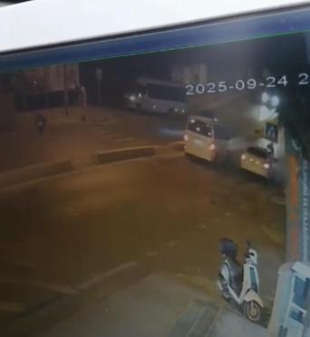 Sultanbeylide yolun karşısına geçmeye çalışan yayaya çarpıp kaçtı