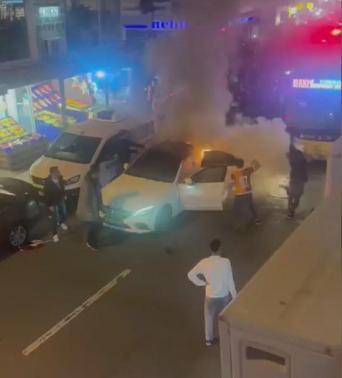 Küçükçekmecede şampiyonluk kutlamalarında içerisinde havai fişek patlayan otomobil yandı