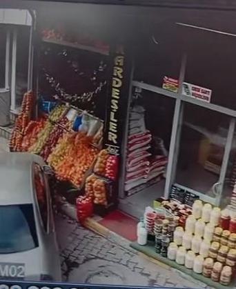 Manevra yapan otomobil manav tezgahına çarptı, o anlar kamerada