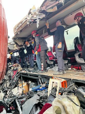 Yolcu otobüsü, otoyolda TIRa çarptı; 6 ölü, 11 yaralı