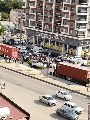 İzmirde otomobile tüfekli saldırı; 3 ölü, 3 yaralı