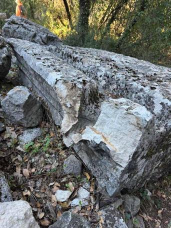 Büyük İskenderin fethedemediği antik kentte, 2 bin yıllık aslan başlı çörten kırıldı