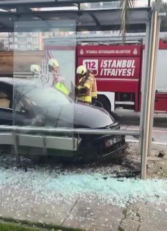 Kartal’da kırmızı ışıkta geçen otomobil TIR’a çarpıp durağa daldı