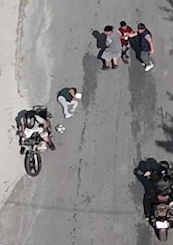 Düğün konvoyunun önünü kesmek isteyen çocuğa motosiklet çarptı; o anlar dronla görüntülendi