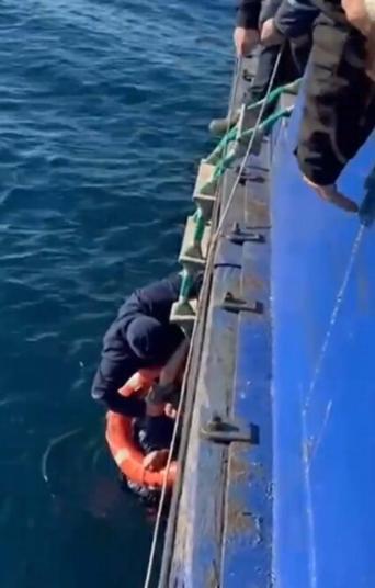 Feribottan atlayan kişi kurtarıldı