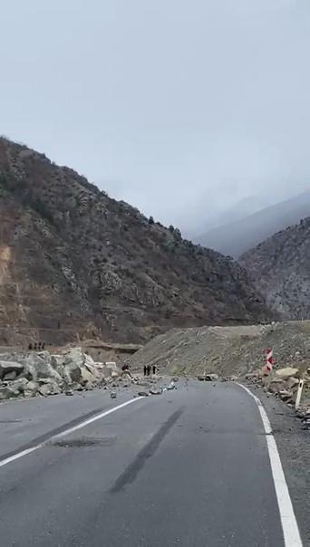 Artvin-Şavşat kara yolu heyelan nedeniyle ulaşıma kapandı