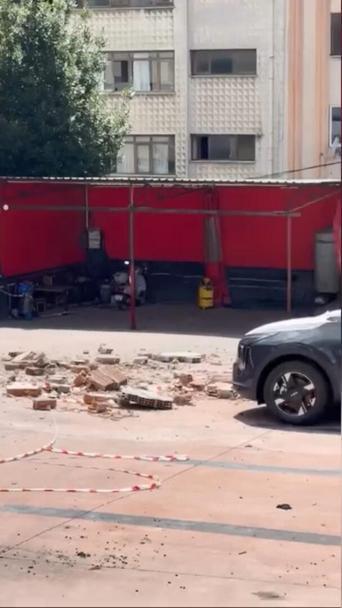 Kağıthane’de duvar otoparka doğru çöktü: 12 sıfır araçta 30 milyon liralık hasar oluştu