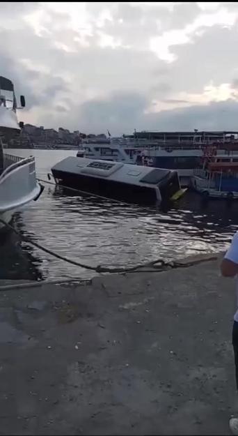 Eminönünde İETT otobüsü denize düştü