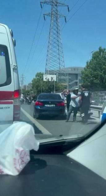 Bağcılarda ambulansa yol vermeyip önünü kesen sürücü kamerada