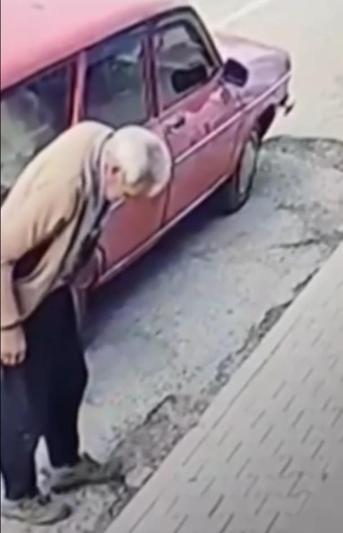 Çamurlu ayakkabısını çıkarıp, çorapla markette alışveriş yaptı