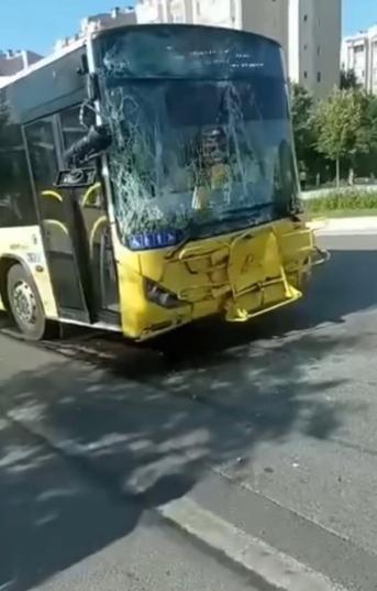 Pendikte İETT otobüsünün çarptığı minibüste korku dolu anlar kamerada