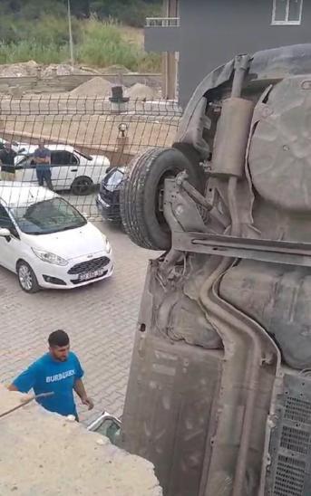 Geri yerine ileri vitese aldığı otomobiliyle otoparka düştü