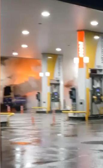 Kağıthane’de akaryakıt istasyonunda 2 minibüs alev alev yandı