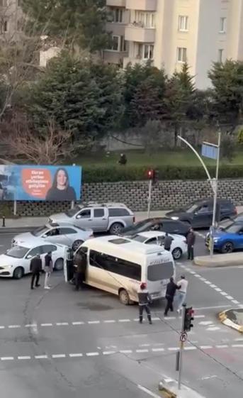 Pendikte kırmızı ışıkta iki sürücü arasındaki yol verme kavgası kamerada