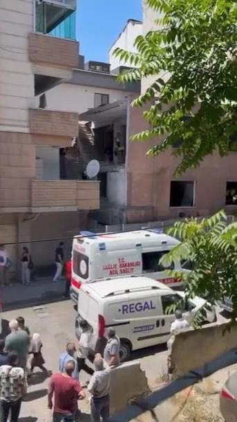 Küçükçekmecede yıkımı yapılan binada kısmi çökme 1 ölü 2 yaralı; kurtarma anları kamerada