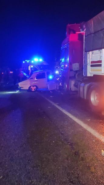 TIR ile otomobil kafa kafaya çarpıştı; 1 ölü, 1 yaralı