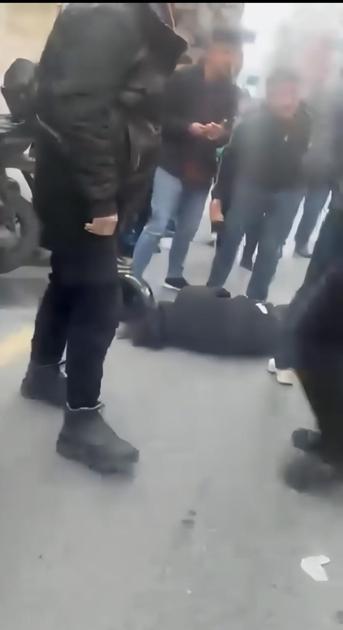 Kağıthane’de 16 yaşındaki ehliyetsiz sürücü yayaya çarptı; kız arkadaşını bırakıp kaçtı