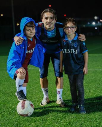 Biber gazlı saldırıya uğrayan Yusuf Emir Bolat ve ailesi Trabzonspor’u ziyaret etti