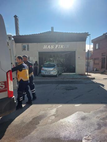 Edirne’de otomobil ekmek fırınına daldı: 4 yaralı