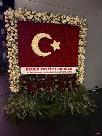 Cumhurbaşkanı Erdoğandan Bahçeliye Türk bayrağı motifli tebrik çiçeği