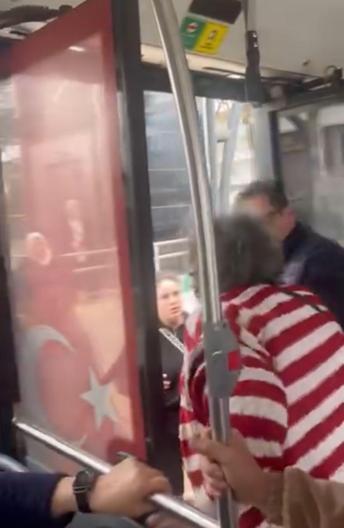 Bursada belediye otobüsündeki yer kavgası kamerada