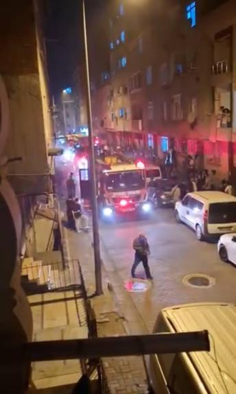 Küçükçekmece’de 5 katlı binada çıkan yangında mahsur kalan 3 kişi kurtarıldı