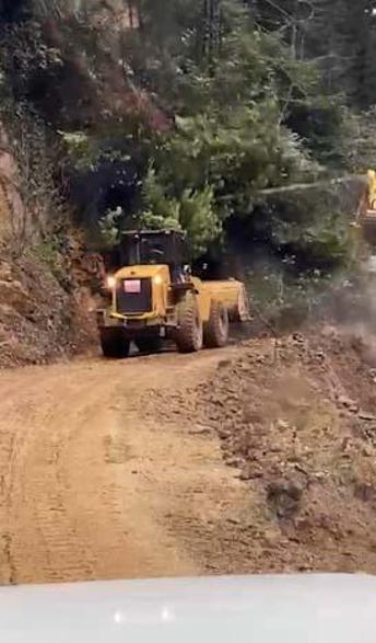 Rize’de heyelan; iş makinesi operatörü saniyelerle kurtuldu
