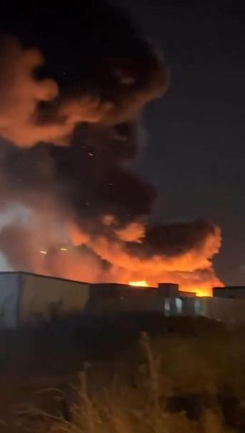 Arnavutköyde 2 akaryakıt tankeri ile 2 iş makinesi alev alev yandı