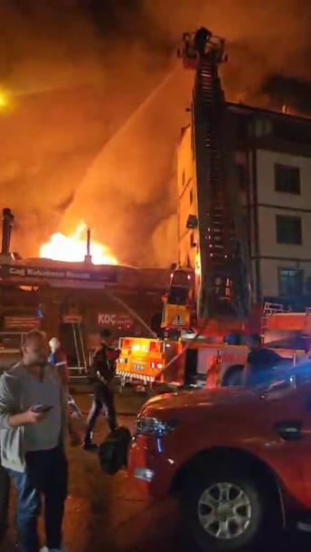 Erzurumda restoranda başlayıp, 4 bina ve otele sıçrayan yangın 2 buçuk saatte söndürüldü