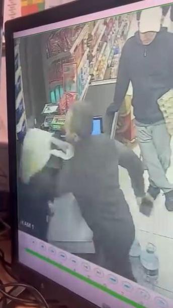Pendikte poşetini kontrol etmek isteyen kasiyeri darbeden müşteri tutuklandı