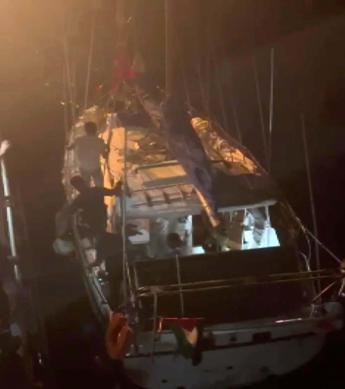 Arızalanan Sumud teknesindeki aktivistlere Türk Donanması yardımcı oldu