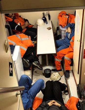 Kocaeli açıklarında gemide yangın; 25 mürettebat kurtarıldı