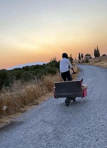 Çift kişilik koltuk monte ettiği skuter ile köpekleriyle yolculuk yaptı