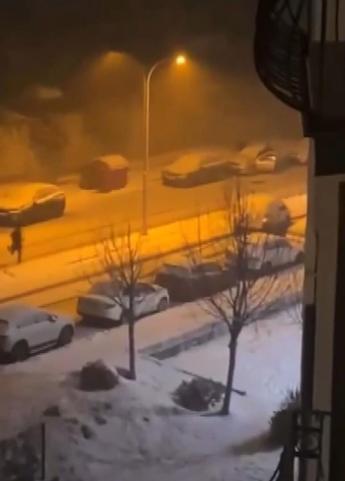 Başakşehirde aracına kar topu atanlar için indi; kayan aracın kaza yaptığı anlar kamerada