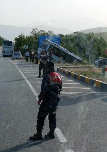 Yolcu otobüsü ile tur midibüsü çarpıştı: 28 yaralı