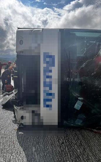 Isparta- Antalya kara yolunda yolcu otobüsü devrildi
