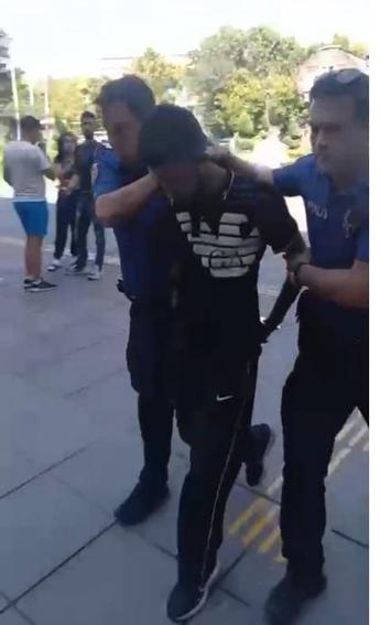 Taksi durağındaki görevliye kılıçla saldırı kamerada