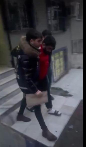 Esenyurtta haraç almak için aynı iş yerine 9 defa silahlı saldırı düzenleyen şüpheliler kamerada