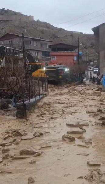 Çığ düşen kara yolunda yolcu otobüsünde mahsur kalanlar kurtarıldı