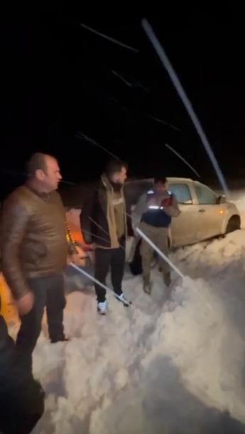 Off-road yaparken dağ yolunda mahsur kalan 4 kişi, 3 saatte kurtarıldı
