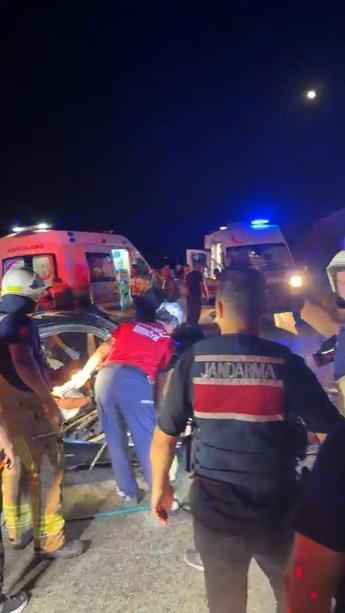 Bursada iki otomobil kafa kafaya çarpıştı: Anne ve kızı öldü, 2si jandarma 5 yaralı