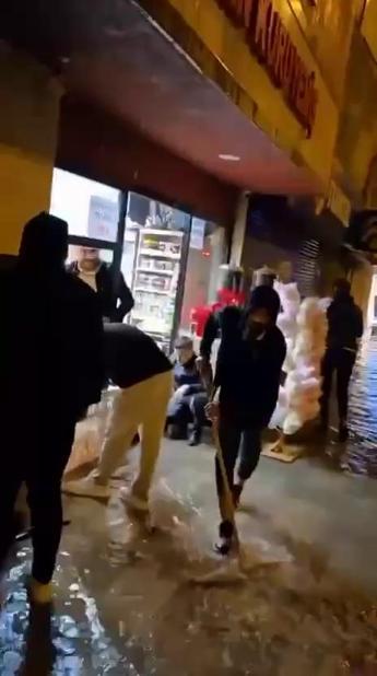 Hatayda sağanak; cadde ve sokaklar göle döndü