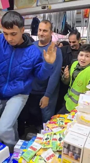 Bursa’da mağaza açılışında izdiham