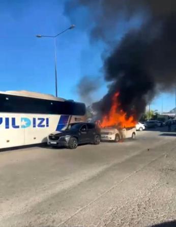 Minibüste çıkan yangın, otomobile sıçradı; cipin son anda kurtarılması kamerada