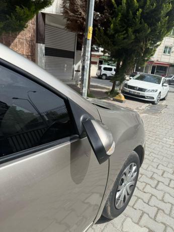 Esenyurtta motosikletli maganda otomobilin aynasını kırdı: Mahalleye gel kavga edeceğiz