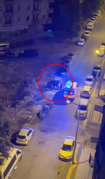 Gece yarısı kornası takılı kalan otomobil, mahalleyi ayağa kaldırdı