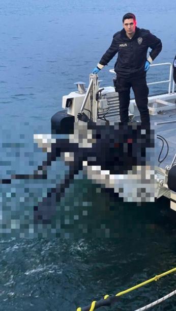 Balıkçılar, denizde dalgıç kıyafetli erkek cesedi buldu