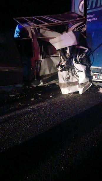 Tarım işçilerini taşıyan minibüs TIRa çarptı; 3 ölü, 16 yaralı