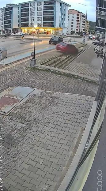 Direksiyon dersinde fren yerine gaza basıp, kaldırıma çıktı: O anlar kamerada